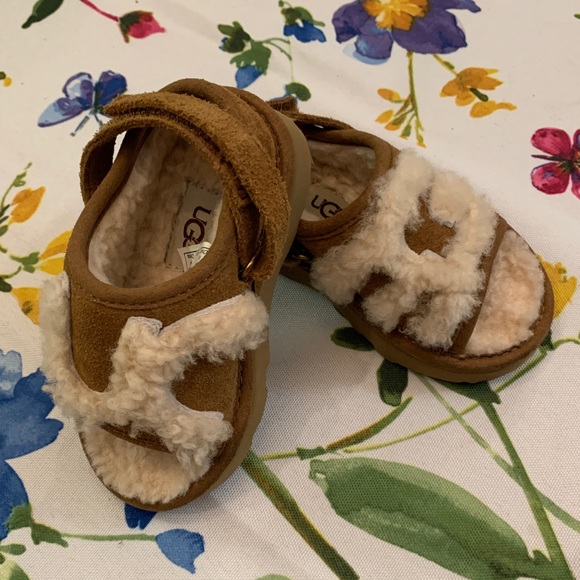 Child UGG slippers. Worn indoors only. Toddler 6 - Picture 2 of 4